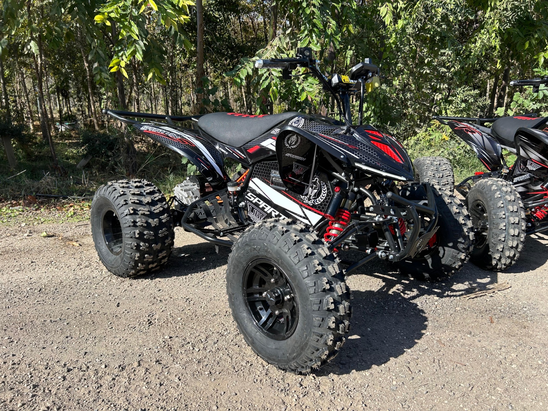 טרקטורון חשמלי Spartan S בשחור אדום עם פס לבן על אזור הסוללה